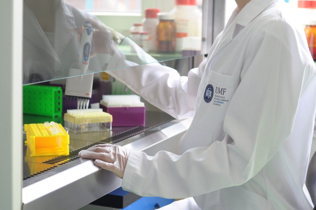 Un student al Universității de Medicină și Farmacie (UMF) din Cluj-Napoca a ales să pună în discuție în instanță decizia facultății de a-l declara repetent și de a-l exmatricula, acuzând, potrivit surselor, o anumită interpretare a regulamentului universitar