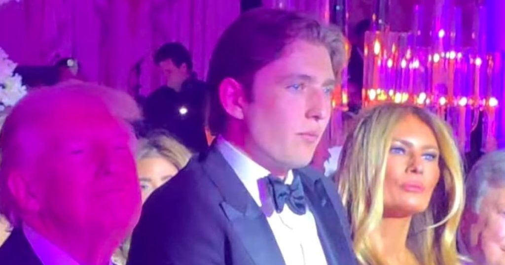 Barron Trump, alături de părinți la petrecerea de Revelion de la Mar-a-Lago Barron Trump, fiul cel mic al fostului președinte american Donald Trump, a fost surprins alături de părinții săi la petrecerea de Revelion de la Mar-a-Lago, un eveniment extravagant organizat în sudul Floridei