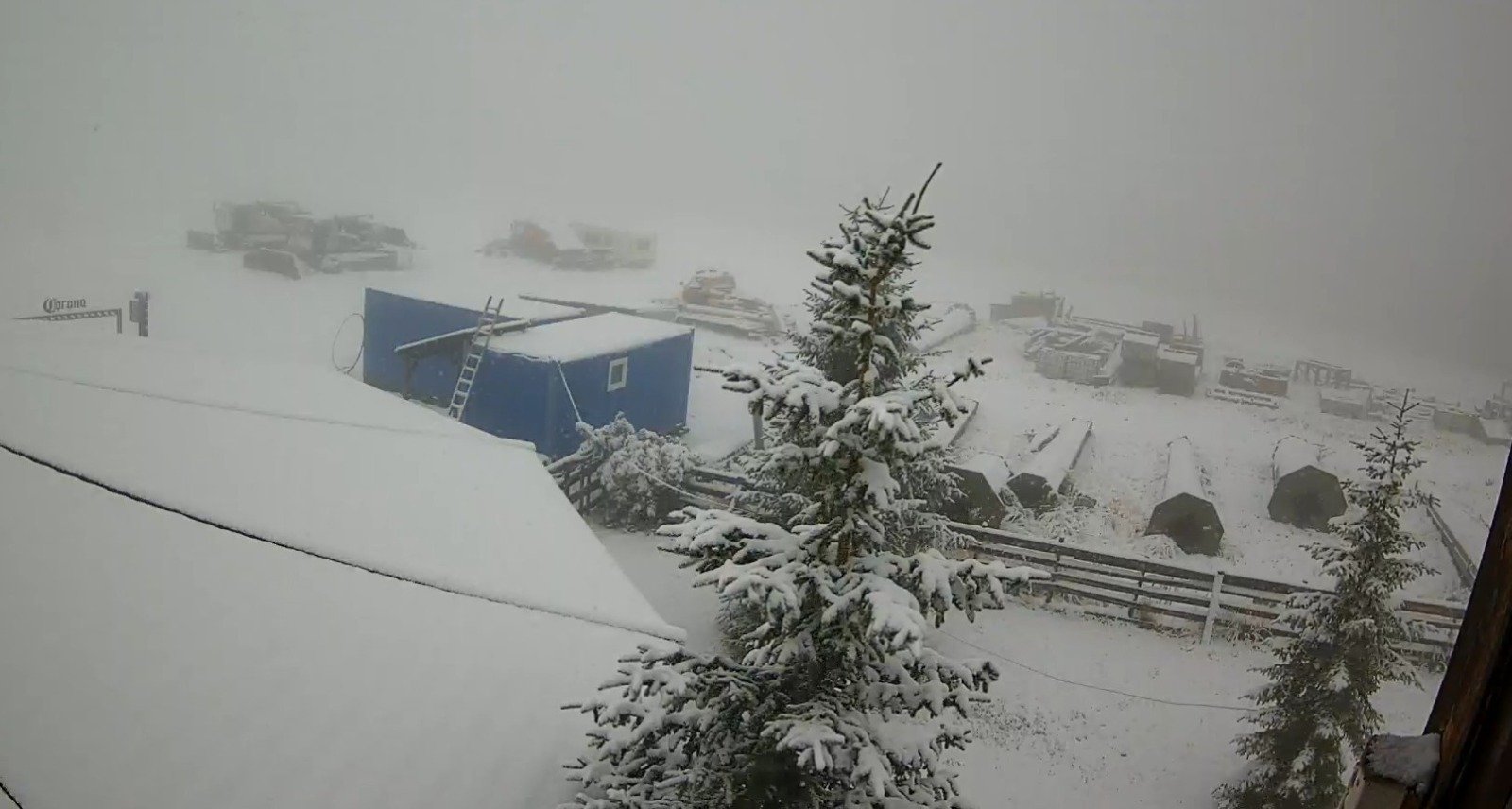 Zăpada abundentă a provocat întreruperi de electricitate în județul Alba, afectând zeci de localități din Munții Apuseni Zăpada căzută abundent în ultimele zile a declanșat o serie de probleme majore în județul Alba, unde peste 15.000 de abonați din 36 de localități, în special din zona Munților Apuseni, s-au confruntat cu pene de curent încă din duminică dimineața