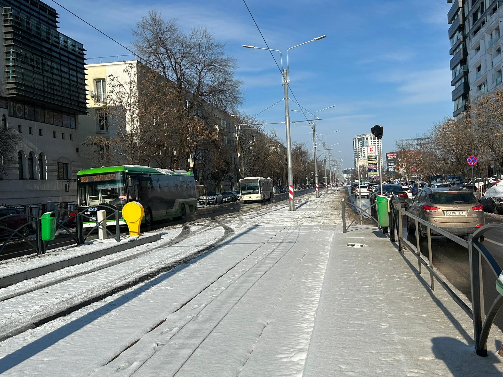 La aproape o lună de la promisiunea de redeschidere, linia de tramvai 5 din București rămâne închisă, alimentând frustrările locuitorilor și a celor care se bazează pe transportul public pentru deplasările zilnice