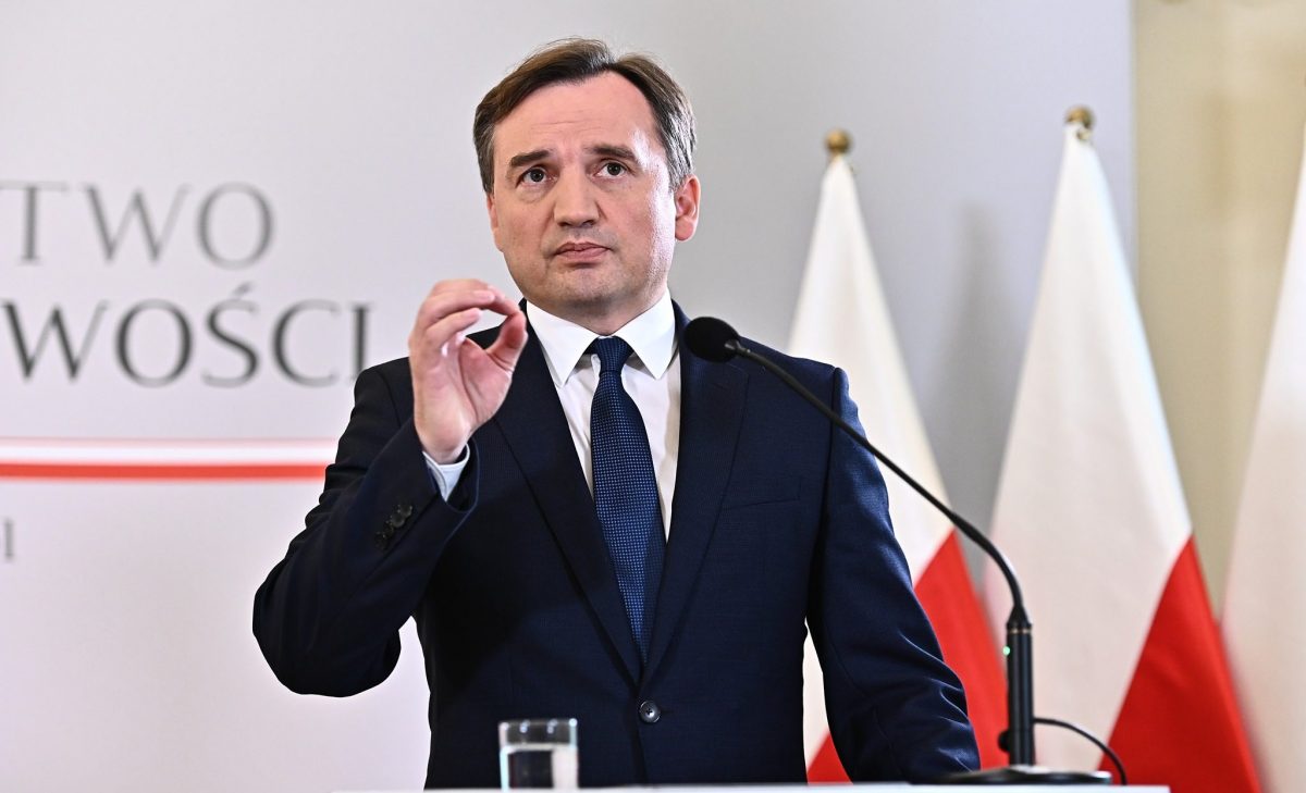 Guvernul polonez critică aspru acordarea azilului politic de către Ungaria fostului ministru al justiției din Polonia, Zbigniew Ziobro, și califică această decizie ca fiind „inacceptabilă” și „ostilă”