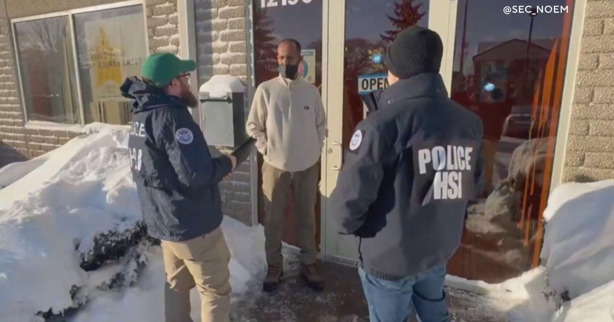 Investigație amplă în Minnesota privind fraudele din domeniul creșelor Agenții Departamentului de Securitate Internă (DHS) au demarat luni o investigație masivă asupra fraudelor legate de îngrijirea copiilor și alte nereguli semnalate în Minnesota, după ce un videoclip postat pe rețelele sociale a stârnit controverse