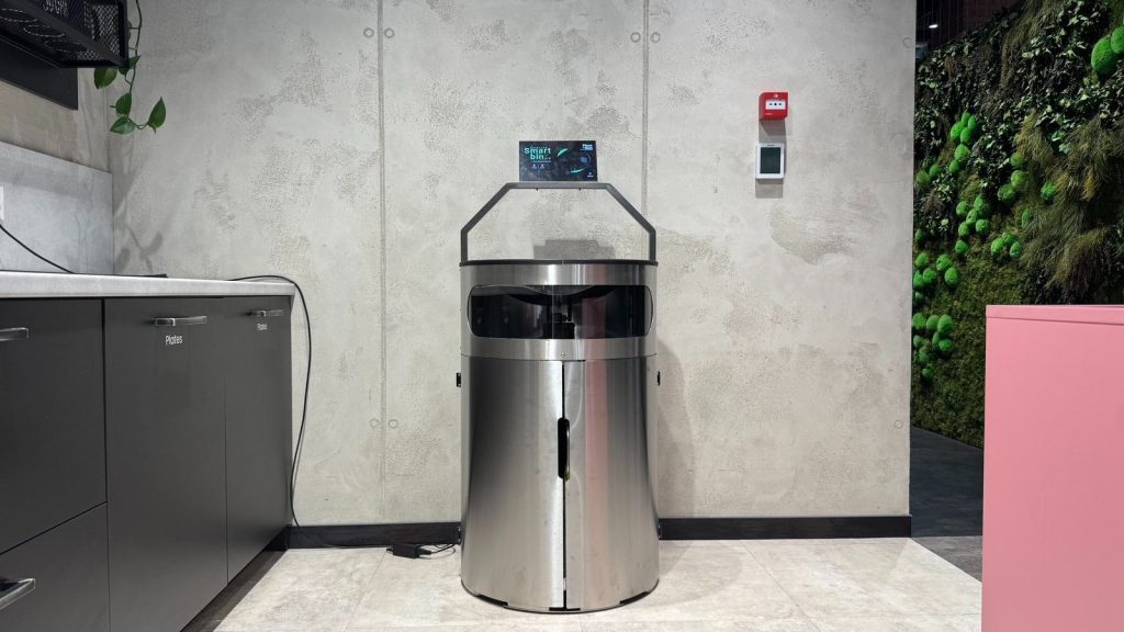 Coș cu AI inovator ce sortează automat deșeurile