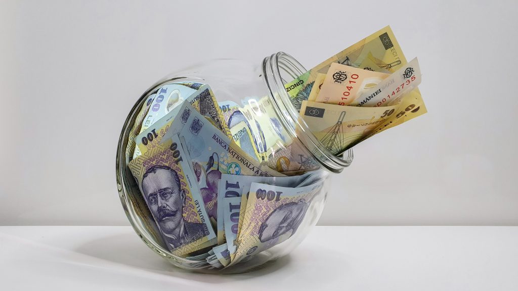Ministerul Finanțelor lansează Programul de titluri de stat Tezaur, cu dobânzi de până la 7,4% Ministerul Finanțelor a anunțat astăzi deschiderea primei ediții din 2026 a Programului Tezaur, destinat să atragă noi investitori prin dobânzi atractive, care ajung până la 7,4%