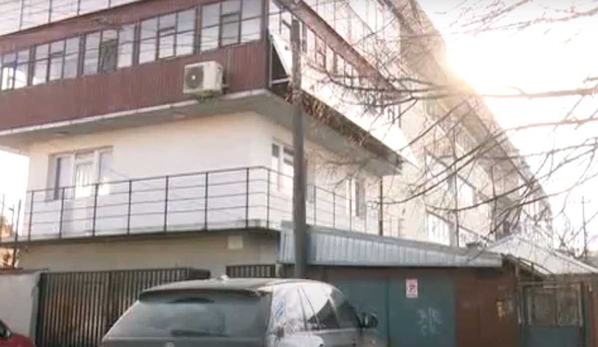 Pagube provocate de vremea extremă: peste 7.000 de locuitori fără curent electric în zona Sovata-Corund Zăpada și vântul puternic din ultimele ore au perturbat grav sistemul de alimentare cu energie electrică în zona Sovata-Corund, din județul Harghita