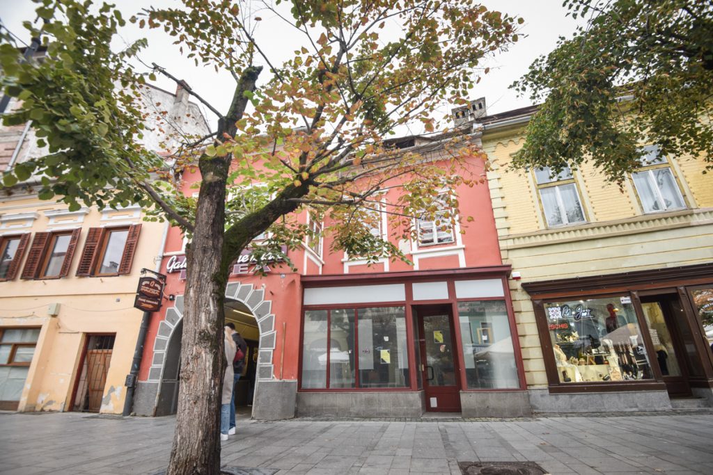 Casa fostului președinte Klaus Iohannis, confirmată în proprietatea Fiscului din Sibiu după o decizie a tribunalei După o dispută juridică de ani de zile, terenul deținut de fostul președinte Klaus Iohannis în centrul istoric al Sibiului a fost oficial recuperat de către Administrația Județeană a Finanțelor Publice