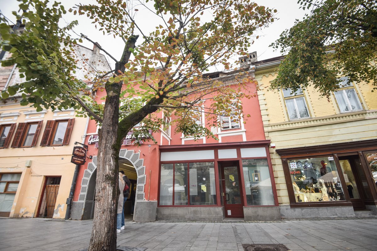 Casa fostului președinte Klaus Iohannis, confirmată în proprietatea Fiscului din Sibiu după o decizie a tribunalei După o dispută juridică de ani de zile, terenul deținut de fostul președinte Klaus Iohannis în centrul istoric al Sibiului a fost oficial recuperat de către Administrația Județeană a Finanțelor Publice