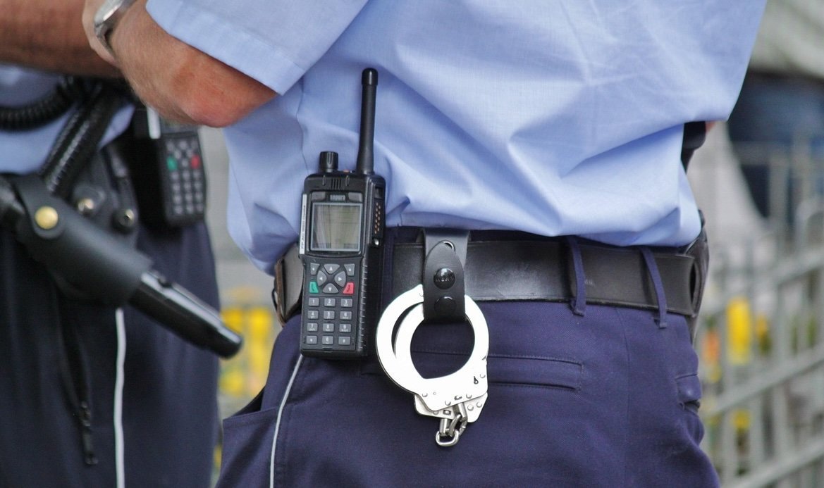 Tensiune și violență în București: un bărbat reținut după ce a sechestrat femeia și copilul acesteia într-un incident şocant Un incident grav care a avut loc sâmbătă seara în Sectorul 6 al Capitalei a readus în atenție importanța implicării autorităților în cazurile de violență domestică