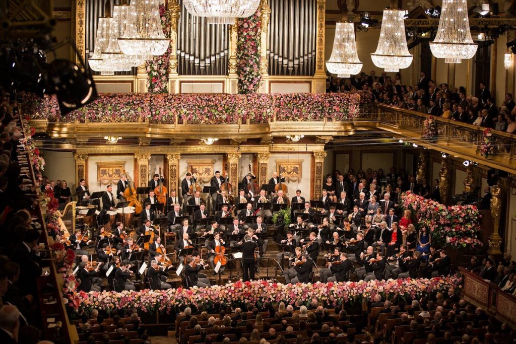 Viena devine epicentrul muzicii de Anul Nou: Concertul Filarmonicii Vieneze, transmis live din Latvia La primele ore ale Anului Nou, Latvian Television aduce bucuria tradiționalului concert de Anul Nou al Filarmonicii Vieneze direct în sufrageri, oferind privitorilor o experiență muzicală deosebită
