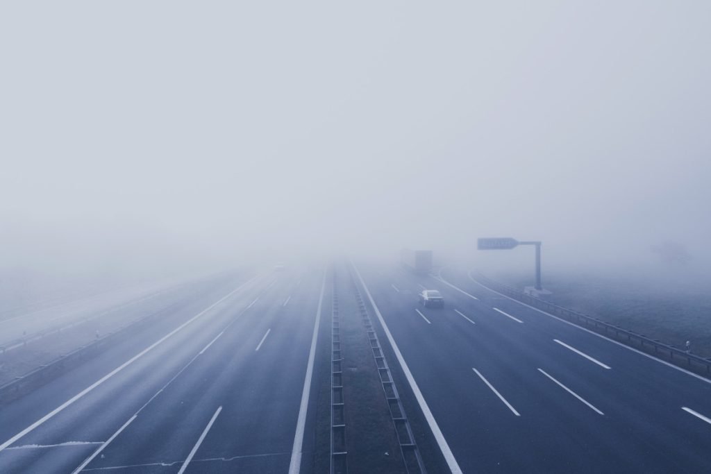 Cod galben de ceață pentru zeci de localități din 15 județe, situație ce complică grav traficul rutier în această dimineață Traficul rutier din mai multe regiuni ale țării devine extrem de dificil în această dimineață, pe fondul alertelor meteo emise pentru ceață deosebit de densă