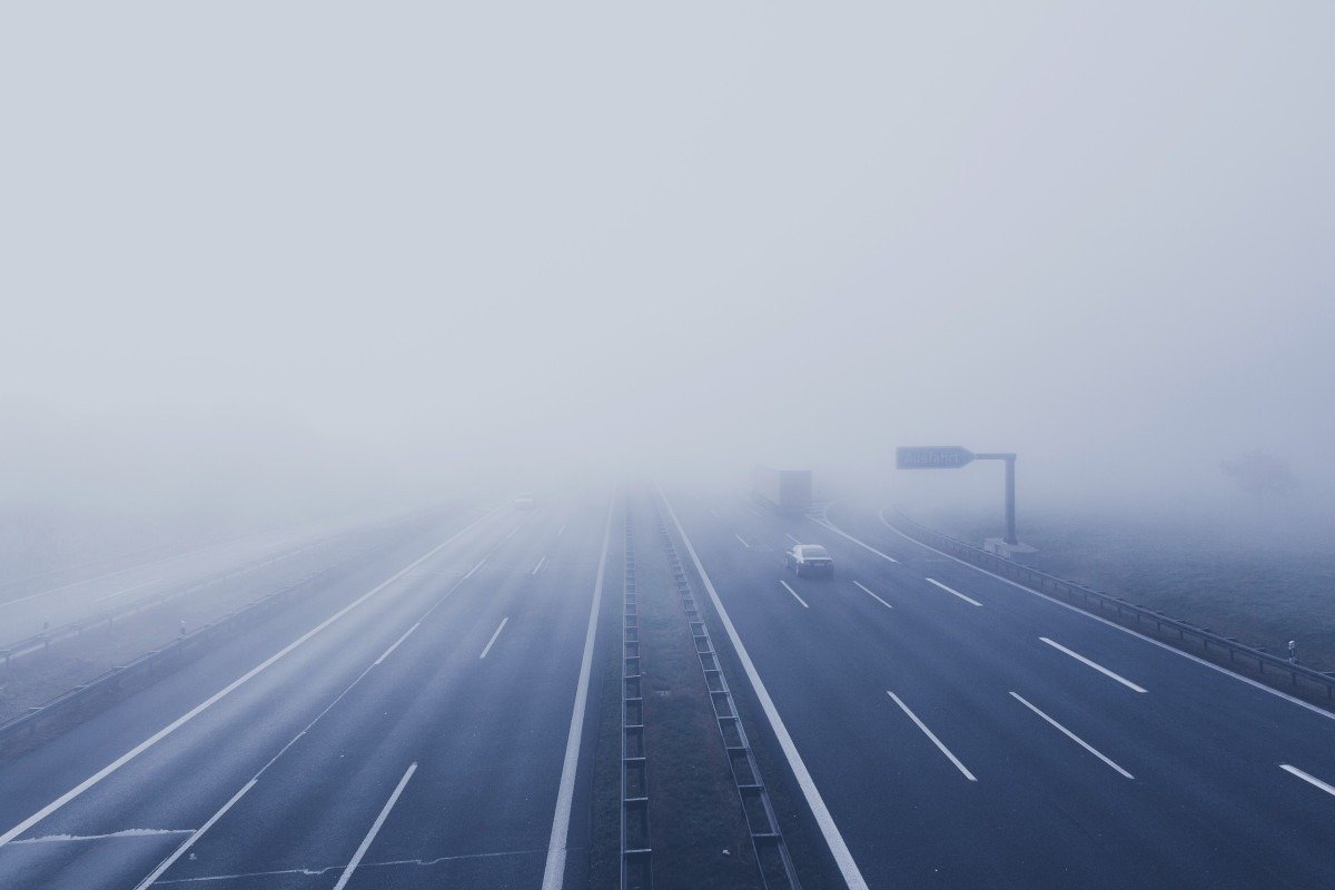 Cod galben de ceață pentru zeci de localități din 15 județe, situație ce complică grav traficul rutier în această dimineață Traficul rutier din mai multe regiuni ale țării devine extrem de dificil în această dimineață, pe fondul alertelor meteo emise pentru ceață deosebit de densă