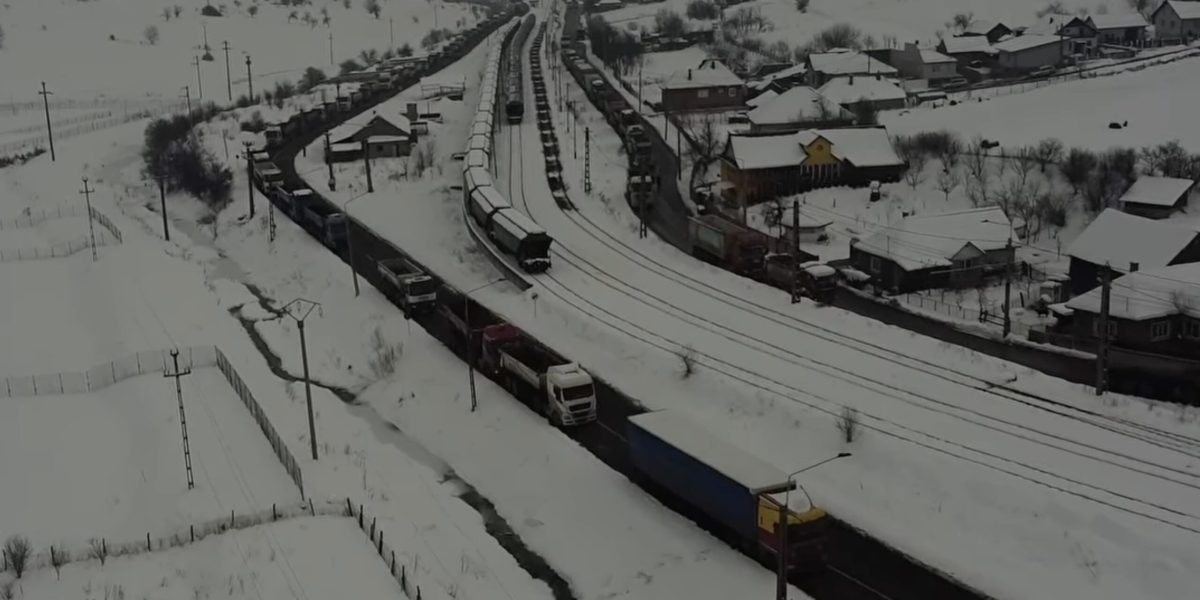 coada-de-camioane-la-salina-scaled.jpg - ReactiveNews