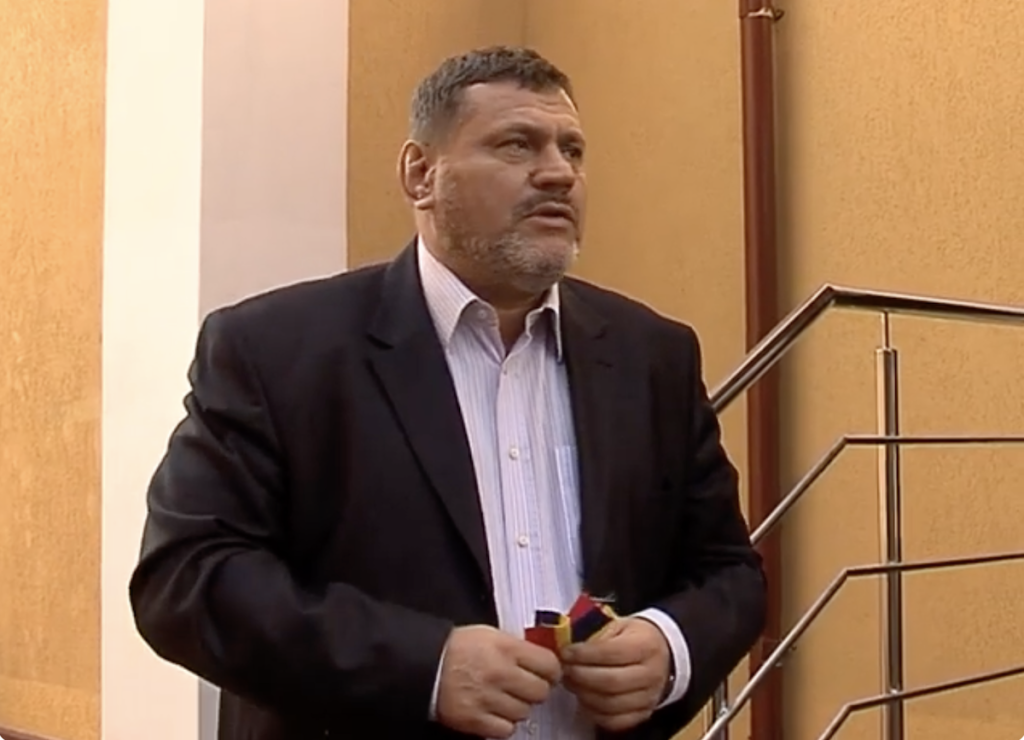 Cristian Poteraș rămâne în istoria politică a Bucureștiului nu pentru realizările sale administrative, ci pentru implicarea în scandaluri de corupție care i-au marcat mandatul de primar al Sectorului 6