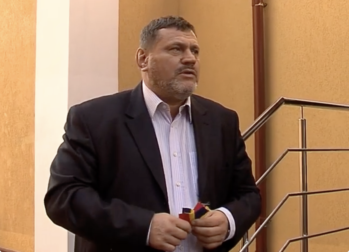 Cristian Poteraș rămâne în istoria politică a Bucureștiului nu pentru realizările sale administrative, ci pentru implicarea în scandaluri de corupție care i-au marcat mandatul de primar al Sectorului 6