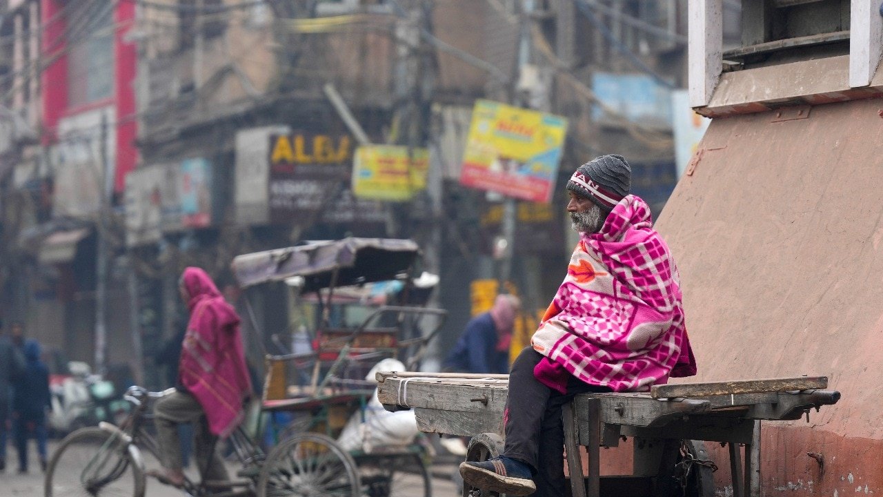 Alertă galbenă pentru Delhi-NCR: Miză pe Dense Fog și Temperaturile Scăzute O alertă galbenă a fost emisă pentru regiunea Delhi-NCR, unde se prevăd nori de ceață densă, afectând vizibilitatea în primele ore ale zilei de sâmbătă