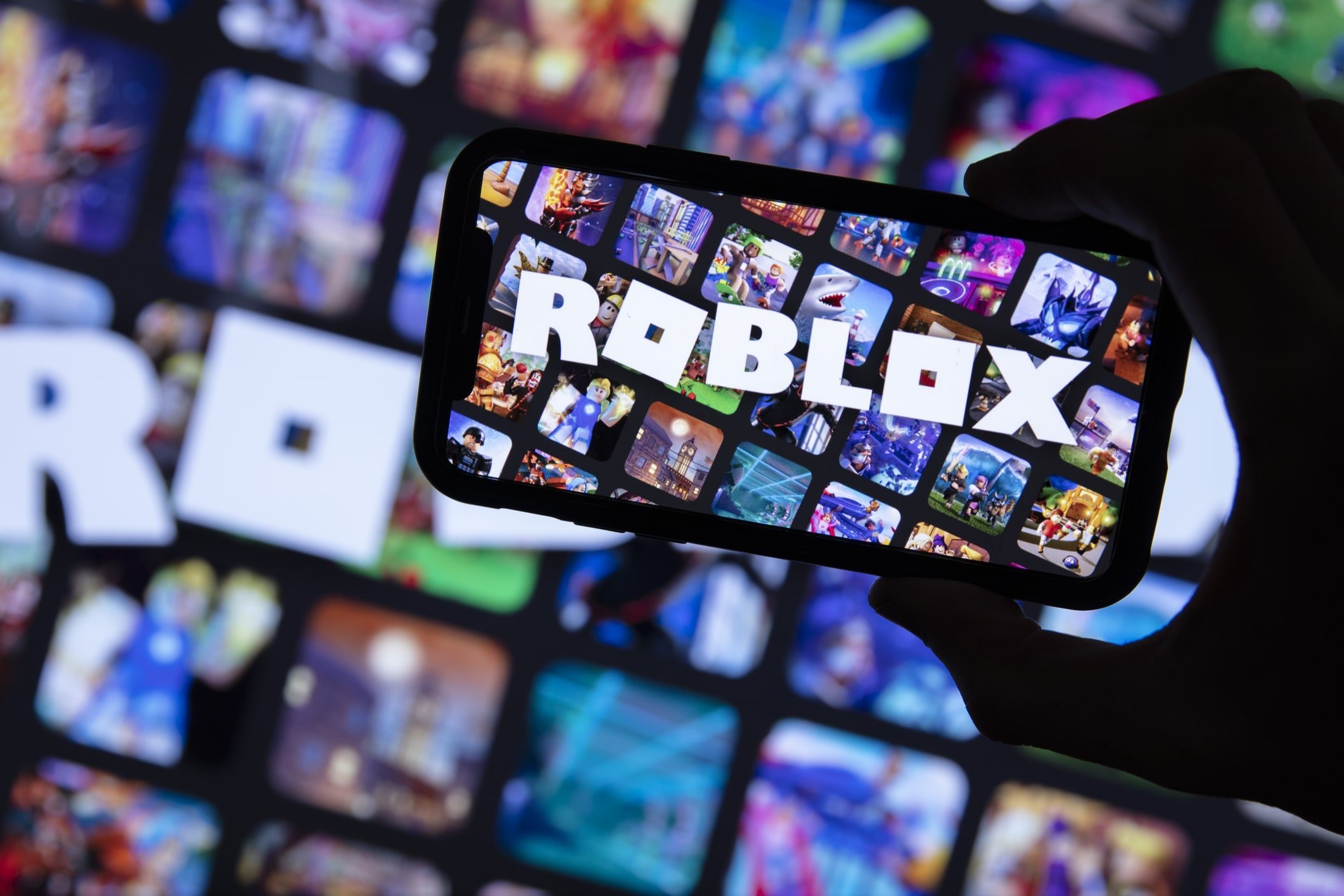 Roblox introduce verificarea obligatorie a vârstei pentru utilizatorii din întreaga lume, în urma preocupărilor legate de siguranța copiilor Platforma de gaming Roblox a anunțat oficial extinderea măsurii de verificare a vârstei, devenind obligatorie pentru toți utilizatorii ce doresc să utilizeze funcțiile de chat