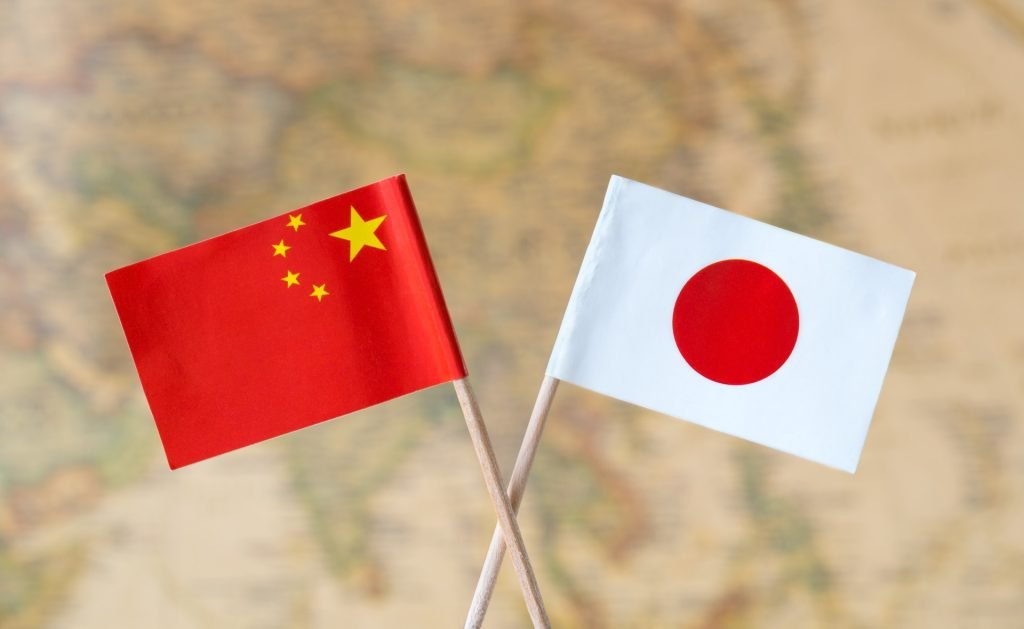 China înăsprește controalele asupra exporturilor către Japonia, accentuând tensiunile diplomatice din regiune Beijingul a anunțat oficial că va înăspri controalele asupra exporturilor destinate Japoniei, măsură ce relațiile bilaterale dintre cele două puteri asiatice devin tot mai tensionate