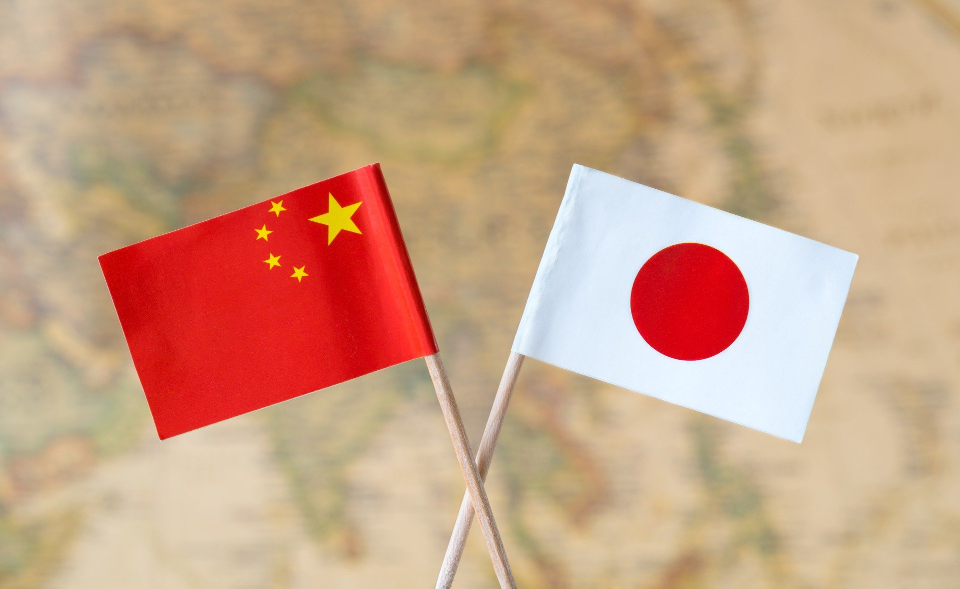 China înăsprește controalele asupra exporturilor către Japonia, accentuând tensiunile diplomatice din regiune Beijingul a anunțat oficial că va înăspri controalele asupra exporturilor destinate Japoniei, măsură ce relațiile bilaterale dintre cele două puteri asiatice devin tot mai tensionate