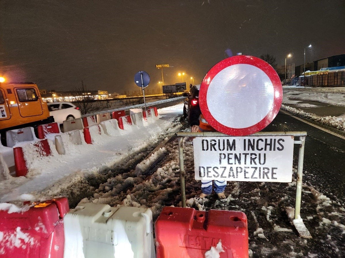 Circulația rutieră pe DN 67C, tronsonul Novaci – Rânca, a fost temporar întreruptă din cauza unui trafic intens cumulată cu condițiile meteo dificile specifice zonei montane