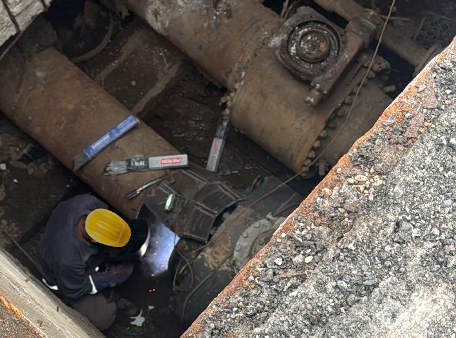 Peste 450.000 de bucureșteni, adică locuitorii a peste 450 de blocuri din Capitală, trăiesc deja de aproape o lună fără apă caldă și căldură, o situație extrem de dificilă în contextul temperaturilor de iarnă care au coborât adesea sub -12 grade