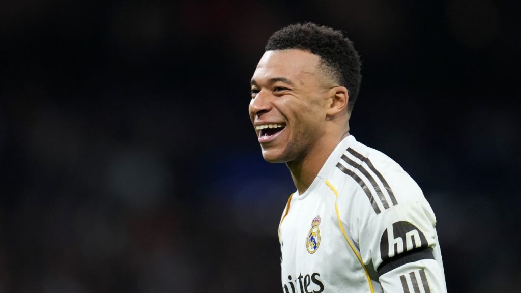 Real Madrid revine pe prima treaptă a La Liga, după o victorie convingătoare Real Madrid a reușit să revină provizoriu pe primul loc în La Liga după o victorie clară în fața echipei Villarreal, scor 2-0, într-un meci disputat pe terenul propriu