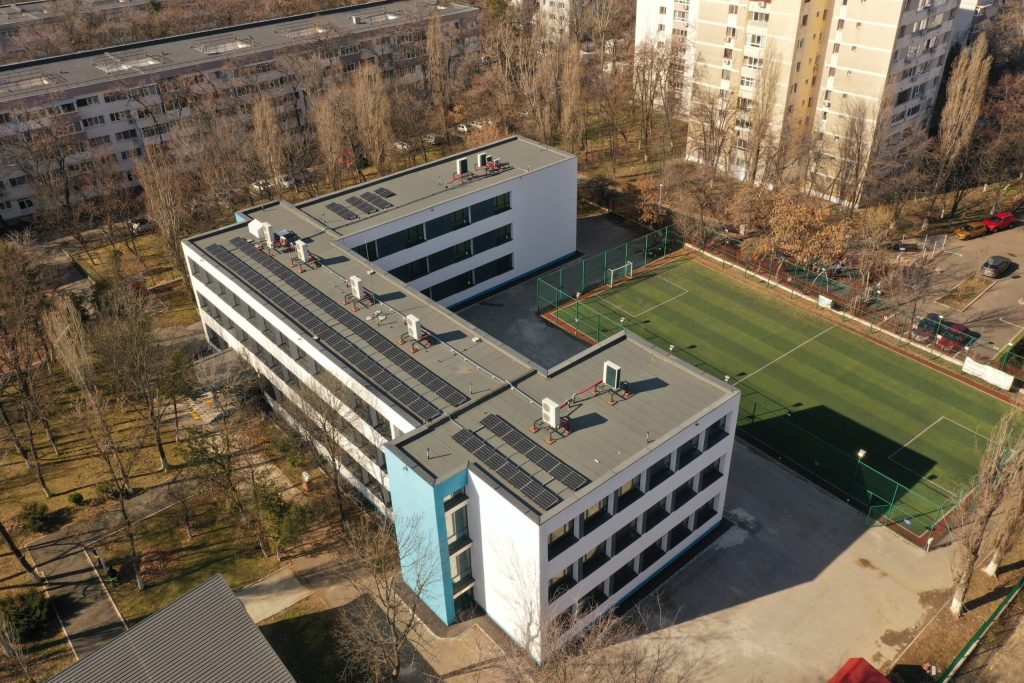 Primăria Sectorului 6 investește aproape 200.000 de euro în echipamente de film și multimedia pentru Colegiul „Gheorghe Asachi” Primăria Sectorului 6 a anunțat recent atribuirea în ultima zi a anului 2022 a unui contract de peste 160.000 de euro pentru achiziția de echipamente de producție film și multimedia destinat atelierelor de practică ale Colegiului Tehnic „Gheorghe Asachi”