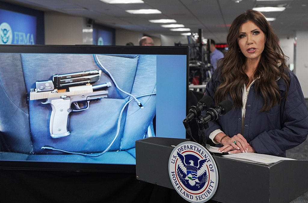 Un asistent medical ucis de ofițeri federali în Minneapolis: controverse și reacții Sâmbătă dimineață, orașul Minneapolis a fost zguduit de un incident tragic, în care Alex Pretti, un asistent medical de 37 de ani, a fost împușcat mortal de un ofițer de la agenția de frontieră