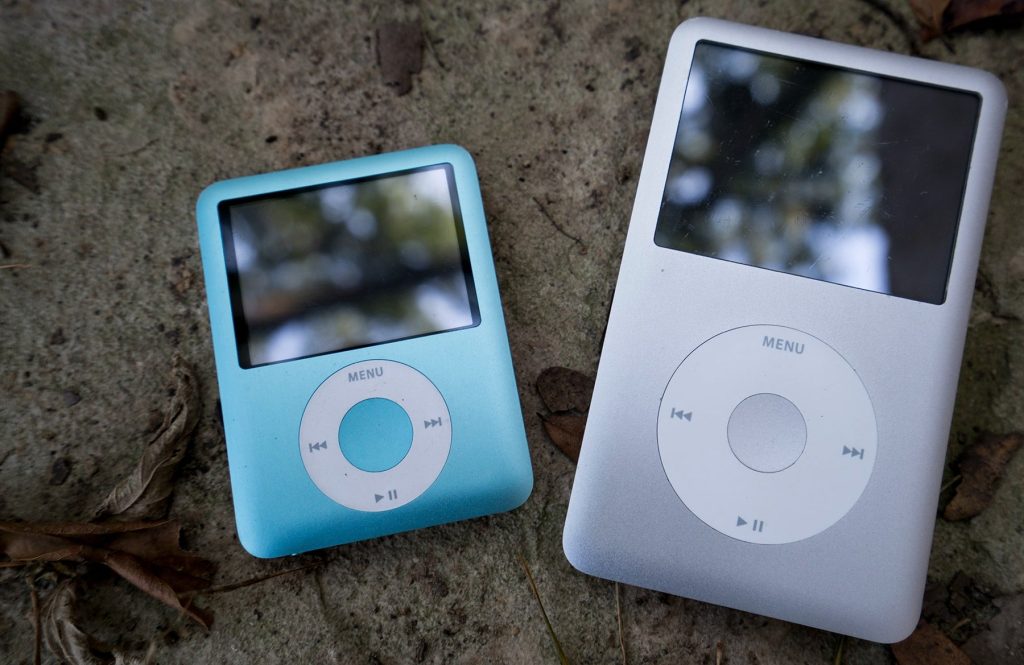 iPod touch: Punctul de cotitură în lumea dispozitivelor mobile În anii 2000, odată cu lansarea primului iPhone, lumea tehnologică a fost martoră la o revoluție care avea să schimbe fundamental modul în care comunicăm, navigăm și consumăm divertisment