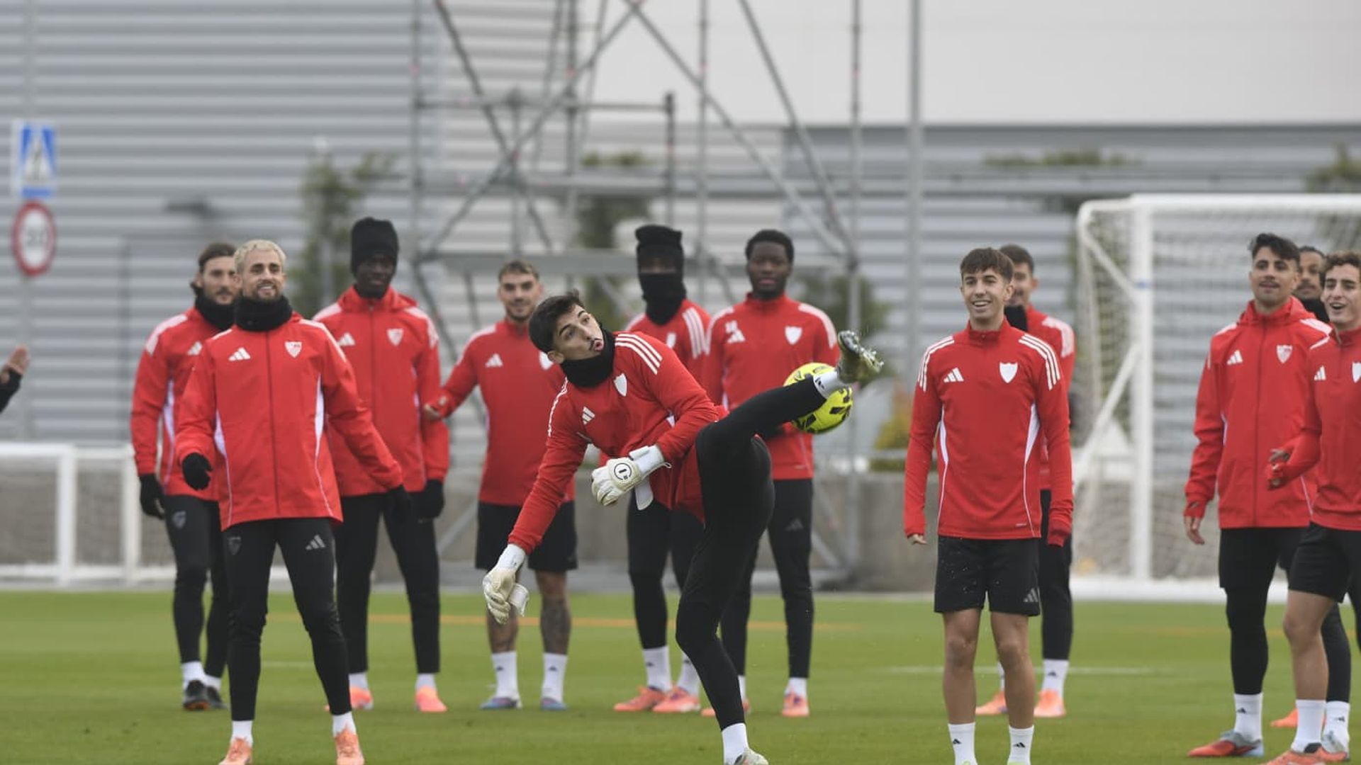 Sevilla FC primește Levante UD în zalele LALIGA Sevilla FC va înfrunta în această duminică Levante UD în cadrul unei partide din etapa a 18-a a LALIGA, penultima rundă a primei jumătăți de sezon, marcând totodată începutul anului 2026