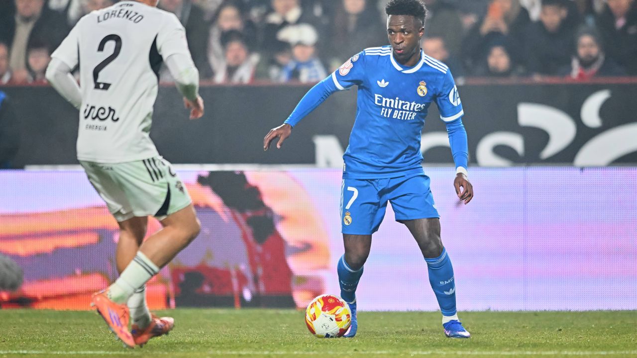 Șoc pe Santiago Bernabéu: Real Madrid, eliminată de Albacete în Cupa Regelui Real Madrid a suferit o înfrângere surprinzătoare pe teren propriu în fața echipei Albacete, scor 2-3, în optimile de finală ale Cupei Regelui