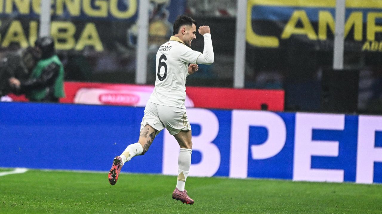 Marius Marin, eliminat rapid din jocul cu Esposito Într-o partidă intens disputată, Marius Marin a avut un debut de coșmar, primind un cartonaș galben în primele minute ale meciului