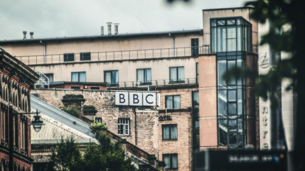 BBC a plătit 28.000 de lire sterline (aproximativ 37.700 de dolari) unei familii din Israel, după ce echipa de filmare a intrat fără permisiune în locuința lor distrusă în urma atacurilor Hamas din 7 octombrie 2023