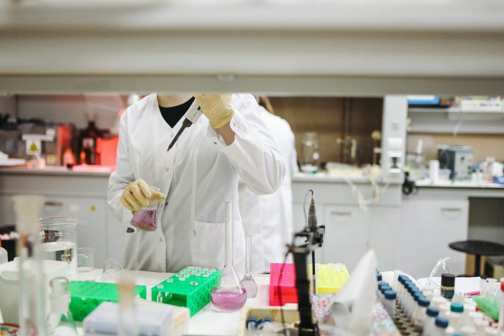 Un avans semnificativ în lupta împotriva cancerului: un medicament experimental maghiar promite revoluție în tratamentele dificile O echipă de cercetători din Ungaria a anunțat recent rezultatele unor progrese importante în dezvoltarea unui medicament anticancer experimental, denumit LiPyDau, care ar putea să schimbe radical modul în care sunt tratate formele de cancer considerate cele mai greu de invins