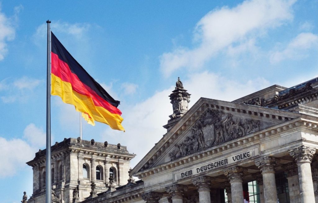 Guvernul german propune în Parlament o reformă majoră a sistemului de asistență socială, intenționând înlocuirea actualului ajutor pentru persoanele apte de muncă, cunoscut sub denumirea de „Bürgergeld”, cu o nouă formă de sprijin denumită „Neue Grundsicherung”