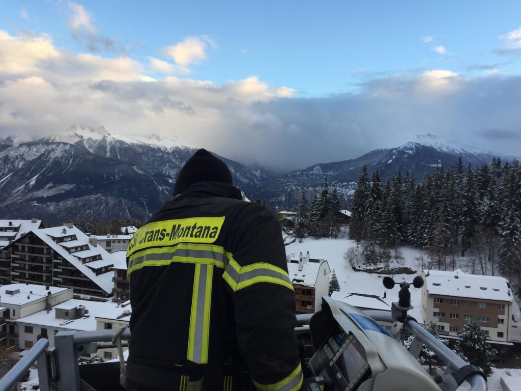 Solidaritate românească în miezul tragediei din munții Elveției: un român devine erou în timpul incendiului catastrofal din Crans-Montana Într-o noapte de foc și speranță, un român aflați în apropierea satului Crans-Montana, Elveția, a ieșit din anonimatul trecătorilor pentru a deveni simbolul solidarității umane într-o situație de criză