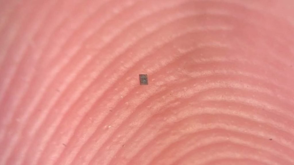 Cel mai mic robot programabil din lume, de mărimea unui grăunte de sare, face pași importanți în domeniul nanotehnologiei Inginerii din domeniul nanotehnologiei au reușit să creeze cel mai mic robot programabil din lume, un dispozitiv atât de mic încât este aproape invizibil cu ochiul liber