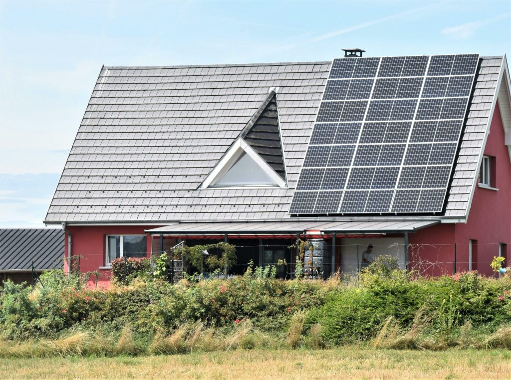 Bateriile solare devin noul pilon al independenței energetice moderne, transformând modul în care consumăm și gestionăm energia în locuințe