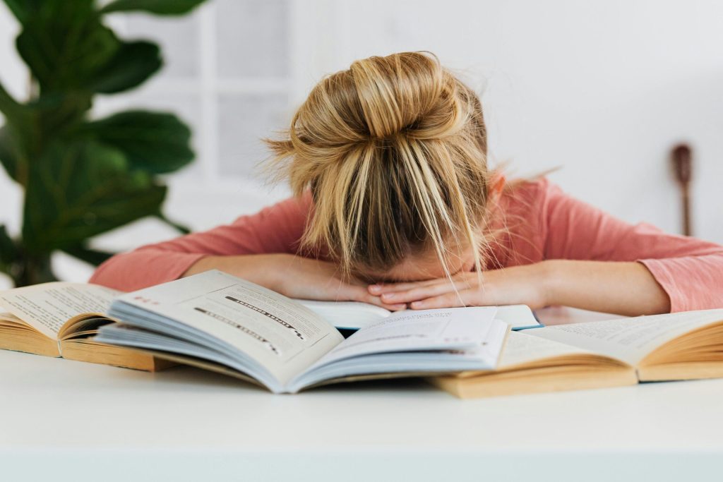 Procrastinarea – obstacolul subtil în calea productivității și motivației Mulți dintre noi am simțit vreodată cum, deși termenul limită pentru un proiect sau o sarcină importantă aproape că ne solicită prezența, alegem în schimb să ne ocupăm cu alte activități, aparent mai ușor de realizat