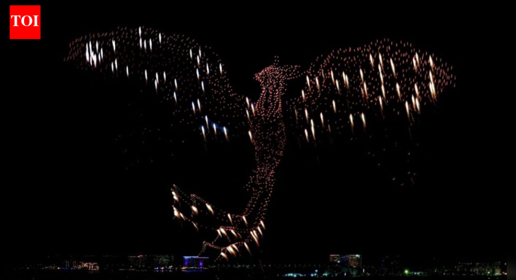Ras Al Khaimah stabilește un record mondial cu un spectacol aerian de drone Ras Al Khaimah a început anul 2026 într-un mod impresionant, stabilind un nou record mondial Guinness pentru cel mai mare spectacol aerian de drone, cu o reprezentare a unei păsări phoenix