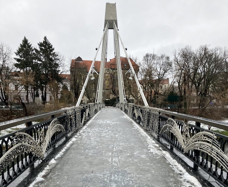 Podul Intelectualilor din Oradea, modernizat cu 3,6 milioane lei în 2023, a rămas fără degivrare din cauza unei siguranțe arse