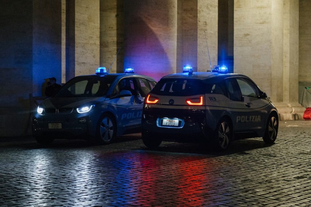 Tragedie în cartierul Rogoredo din Milano: tânăr nord-african ucis de poliție în timpul unei incidente tensionate Un conflict sângeros a zguduit zilele acestea unul dintre cele mai sensitive cartiere ale orașului Milano, Rogoredo, cunoscut pentru activitățile ilegale, inclusiv traficul de droguri