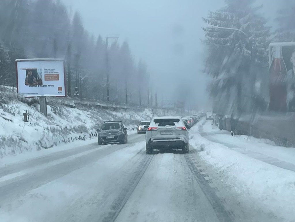 Ninsoarea abundentă din noaptea de 3 ianuarie a cauzat un adevărat spectacol al naturii, dar și probleme serioase pentru șoferi și autorități
