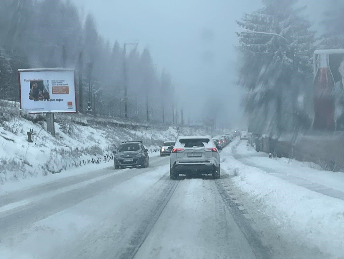 Ninsoarea abundentă din noaptea de 3 ianuarie a cauzat un adevărat spectacol al naturii, dar și probleme serioase pentru șoferi și autorități