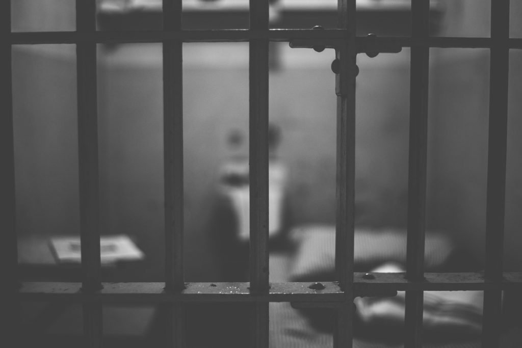 Bihor: Un bărbat condamnat pentru uciderea unui câine, încarcerat pentru trei ani Un bărbat de 38 de ani din Poienii de Jos, județul Bihor, a fost încarcerat în cursul zilei de luni, după ce instanța a emis un mandat de executare a pedepsei în cazul său