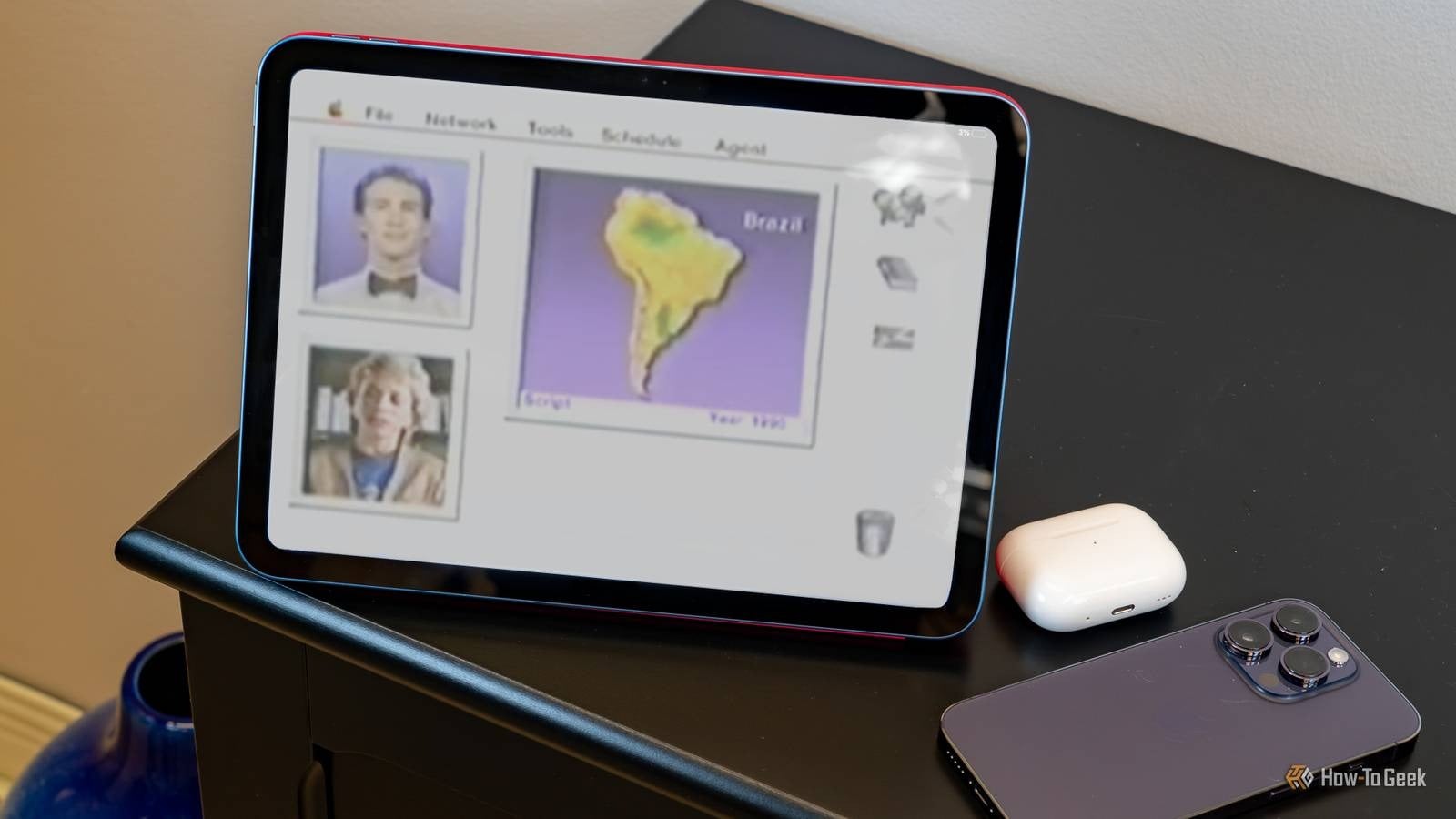 Deznodământul tehnologic ar putea fi surprinzător pentru mulți: ideea unui asistent digital capabil să înțeleagă limbajul natural, să răspundă contextului și să facă legături între surse diverse avea deja rădăcini adânci în anii ’80