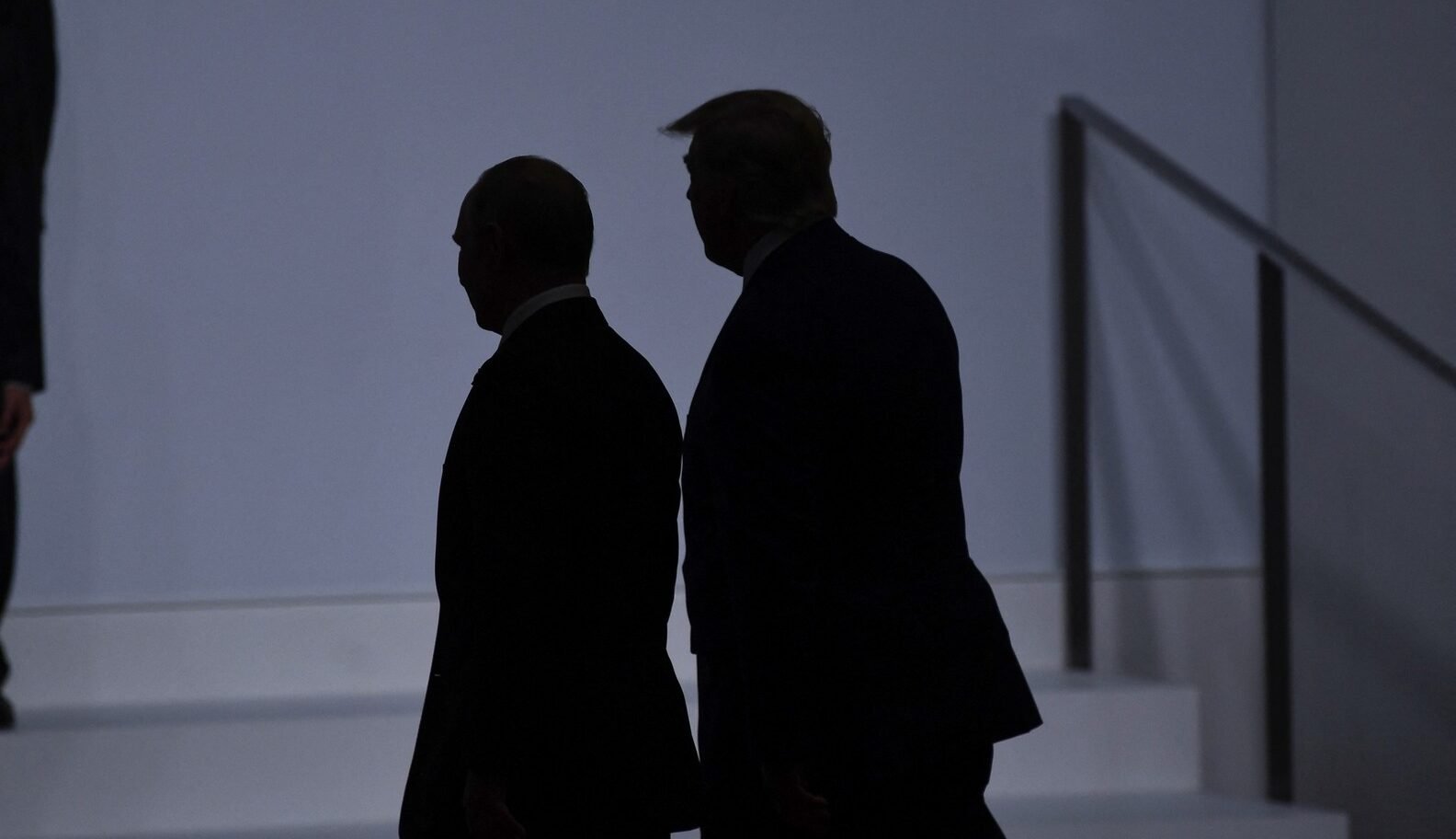 Donald Trump indică Rusia drept principalul obstacol pentru pacea în Ucraina, schimbând tonul discursului său față de Kremlin Într-un moment în care tensiunile dintre Statele Unite și Rusia încărcate de negocieri diplomatice ezită să se liniștească, fostul președinte american Donald Trump a surprins pe scena politică internațională, indicând Rusia drept principalul blocaj în atingerea unui acord de pace în Ucraina