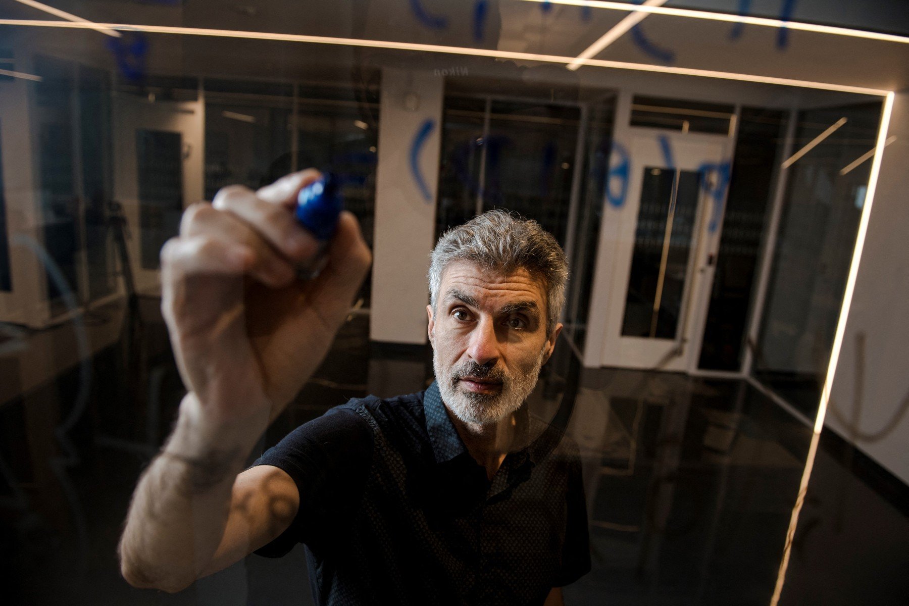 Cel mai citat om de știință din lume garantează optimism pentru viitor și dezvoltă o soluție tehnologică pentru amenințarea AI