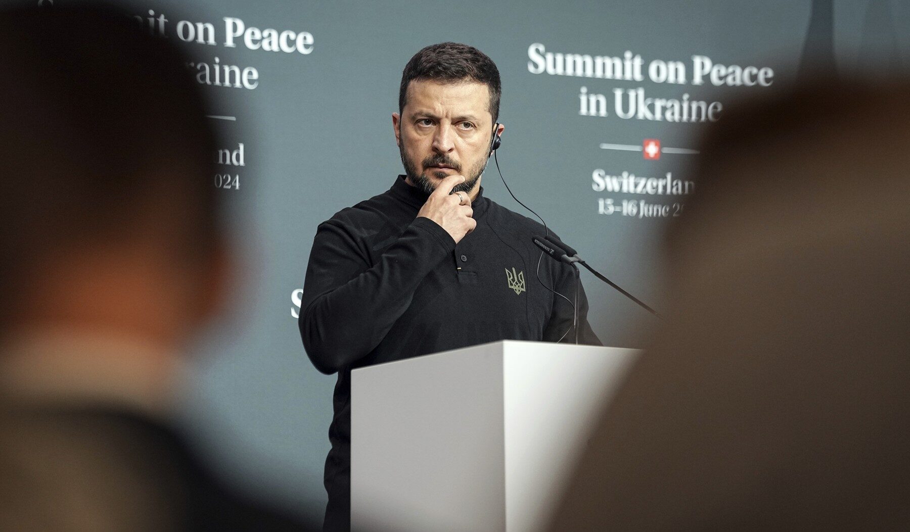 Volodimir Zelenski face aluzie la posibilitatea arestării liderilor străini, într-un context geopolitic tensionat Președintele ucrainean Volodimir Zelenski a stârnit vineri discuții aprinse după ce, la o conferință de presă, a făcut o remarcă subtilă, dar cu potențial provocator, despre modul în care Occidentul ar putea acționa împotriva liderilor unor țări despre care consideră că sfidesc regulile internaționale