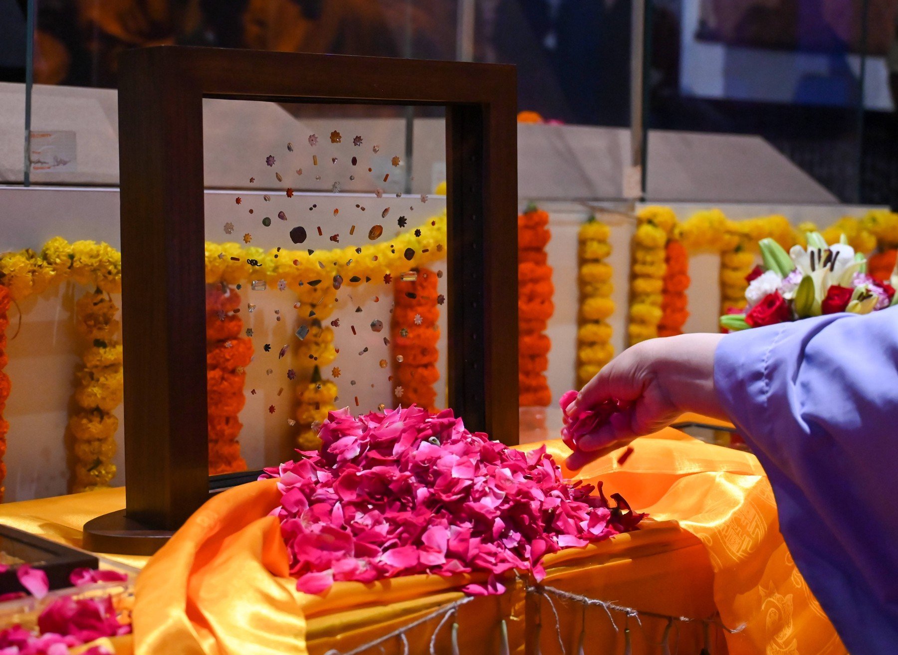 Pietrele prețioase considerate relicve sacre ale lui Buddha, descoperite odinioară în India, au fost prezentate publicului pentru prima dată după aproape un secol, într-un eveniment simbolic și emoționant ce marchează un moment de profundă semnificație spirituală și culturală pentru întreaga regiune