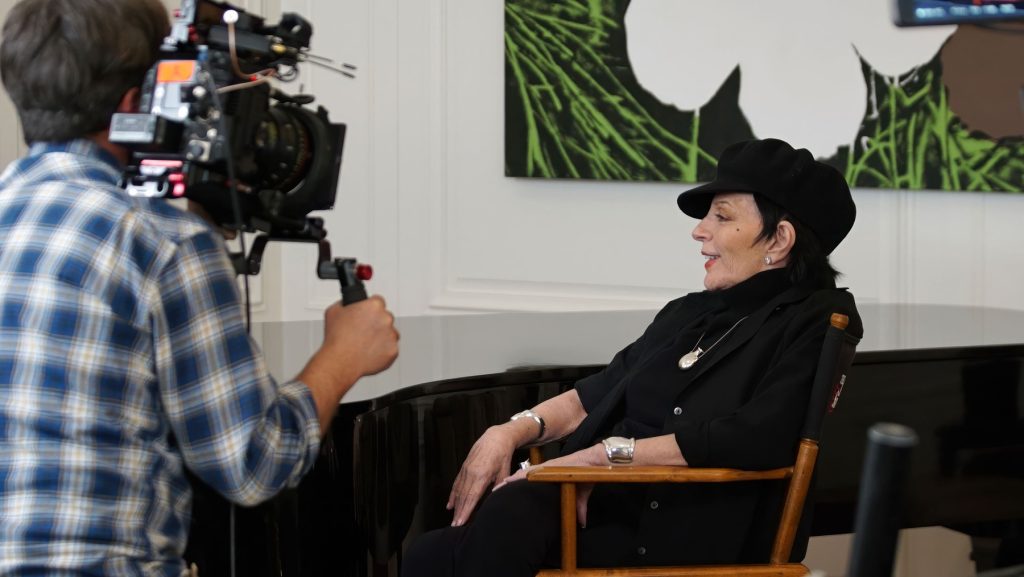Liza Minnelli lansează o piesă surprinzătoare după 13 ani de absență din lumea muzicii, o rară incursiune în genul deep house, creată cu ajutorul inteligenței artificiale